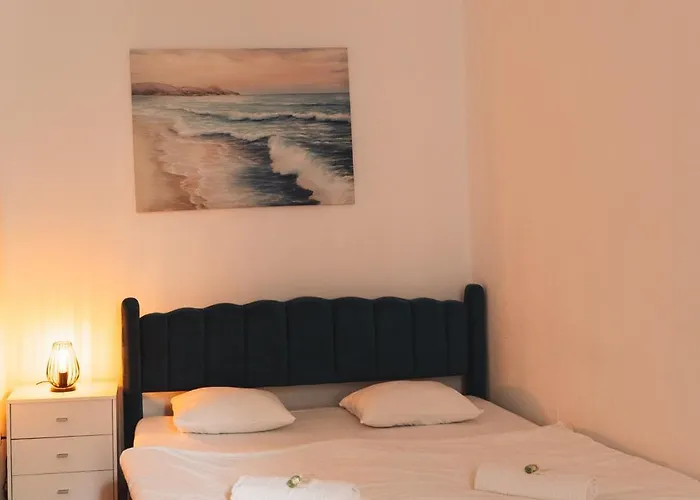 Designer Historical 2bd By Mitte Apartment